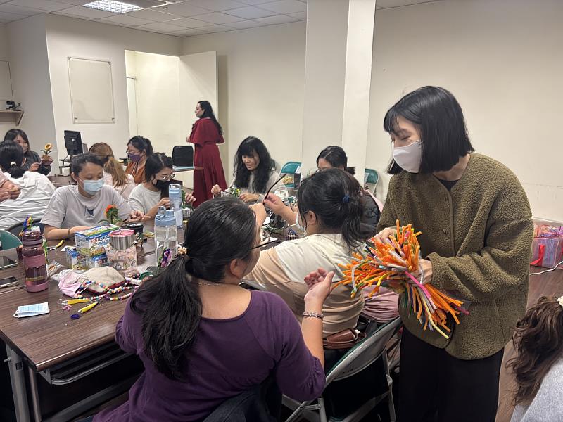畢製成員協助發放「向日葵毛根手作」材料。