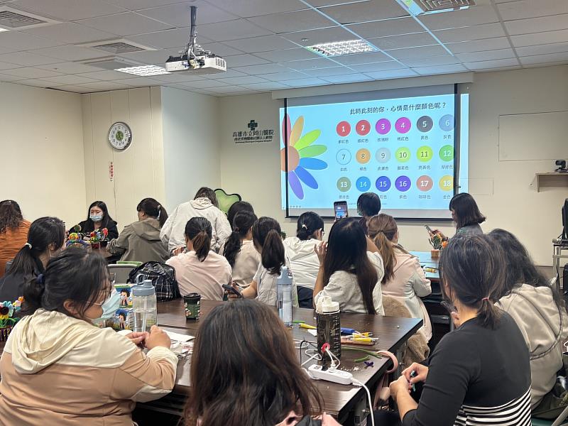 學員認真製作。