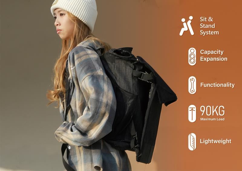 蔡銘君老師指導的作品《RESTORA》，為一款結合摺紙概念、可凹折的座椅背包，奪下時尚類包款設計金獎。