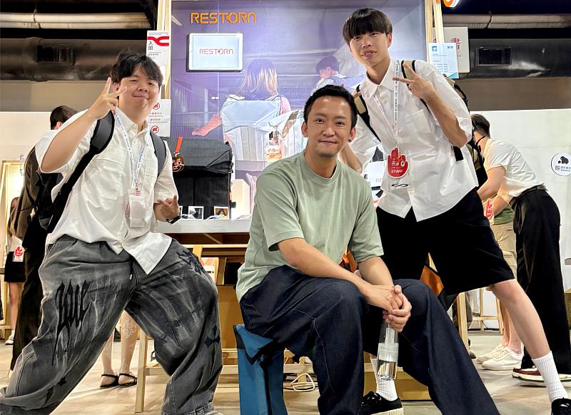 蔡銘君老師（中）指導李昀庭（左）、李茗富（右）、陳昶任、方予岑的作品《RESTORA》，奪下時尚類包款設計金獎。
