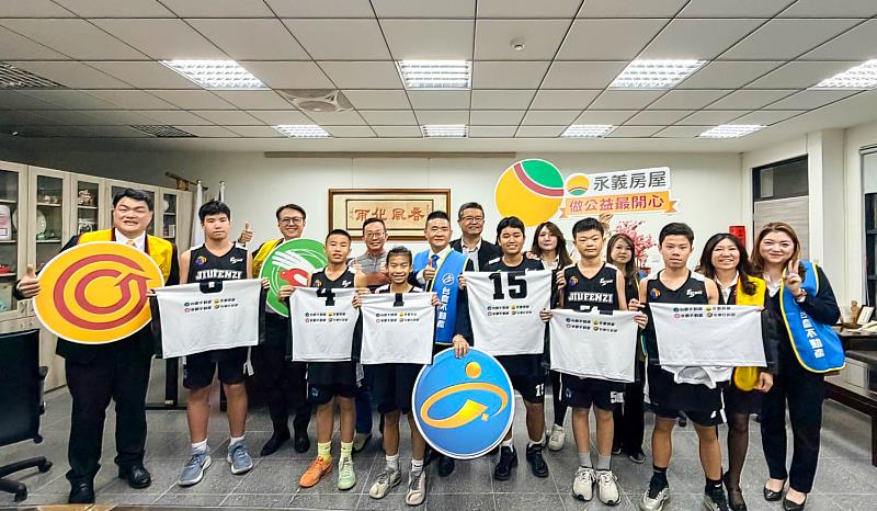 永慶加盟四品牌台南區經管會捐贈3萬元製作專屬籃球衣，祝福九分子國民中小學的學生勇敢追夢。