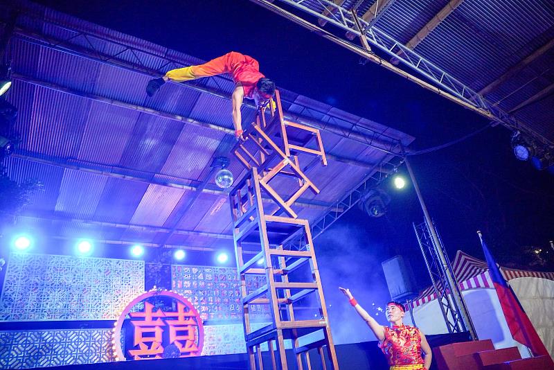 康樂隊特技演出，高空疊椅越堆越高，驚險畫面讓全場屏息。