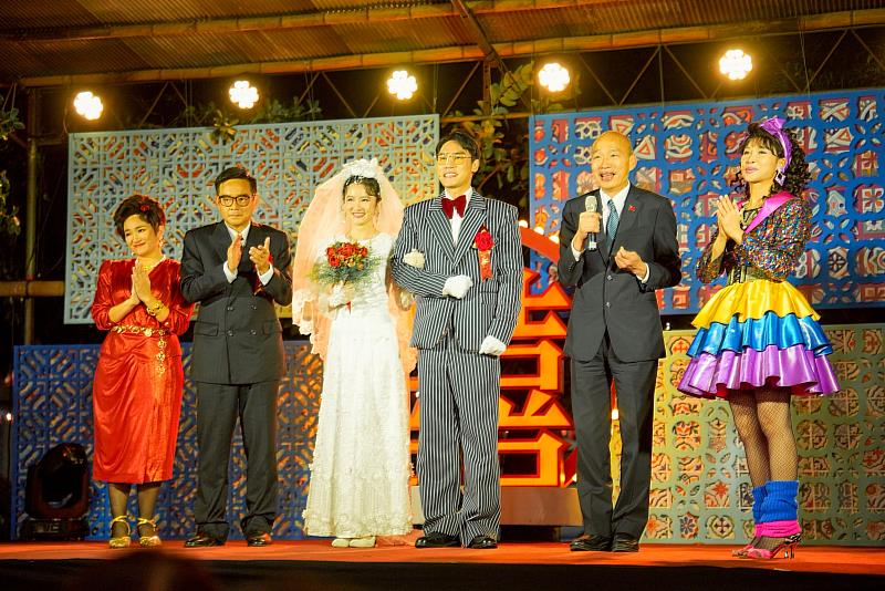 韓國瑜在婚禮場合驚喜客串擔任，大秀歌喉演唱夜襲。