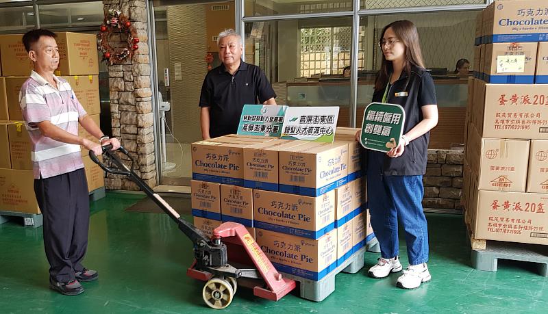 企業善用勞動部繼續僱用高齡者補助計畫支持葉先生（左1）續留職場，讓他不用屆齡就強制退休。