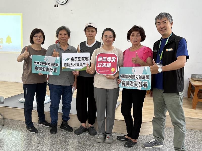 企業聘請71歲的退休居服督導員陳女士（左2）傳承照顧服務技巧，帶領新進員工，也讓專業服務技巧與經驗得以傳承。