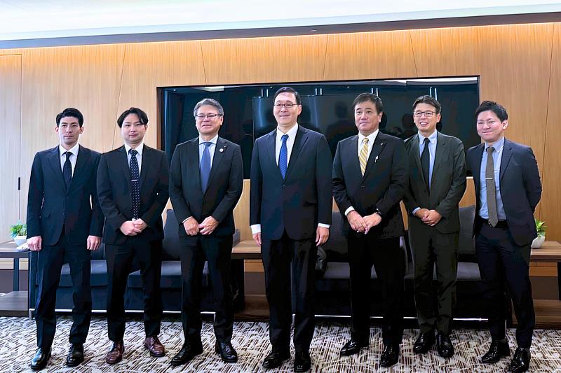 琉球銀行訪問團與中金院代表合影，雙方就亞洲金融趨勢與跨境人才合作模式交換意見，為後續臺日金融產業鏈的協作奠定基礎。（圖／中金院提供）