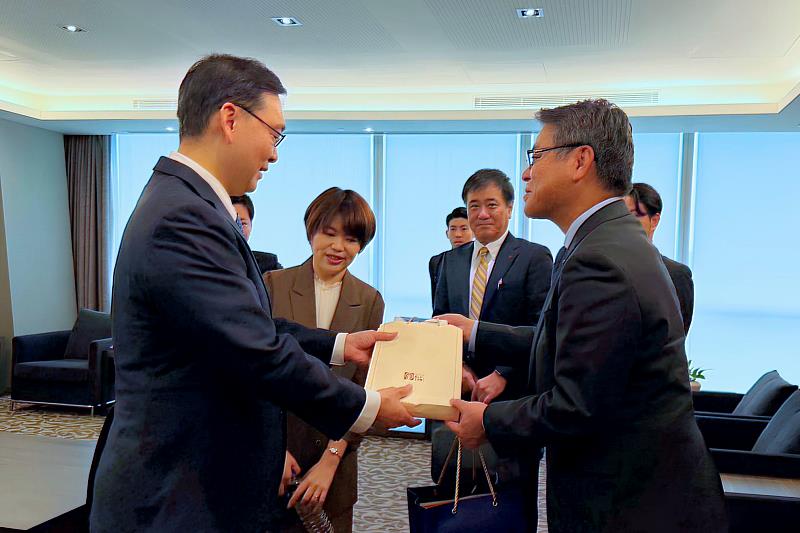 施光訓校長（左）向琉球銀行島袋健總裁（右）致贈紀念品，象徵臺日金融教育合作的深化。（圖／中金院提供）