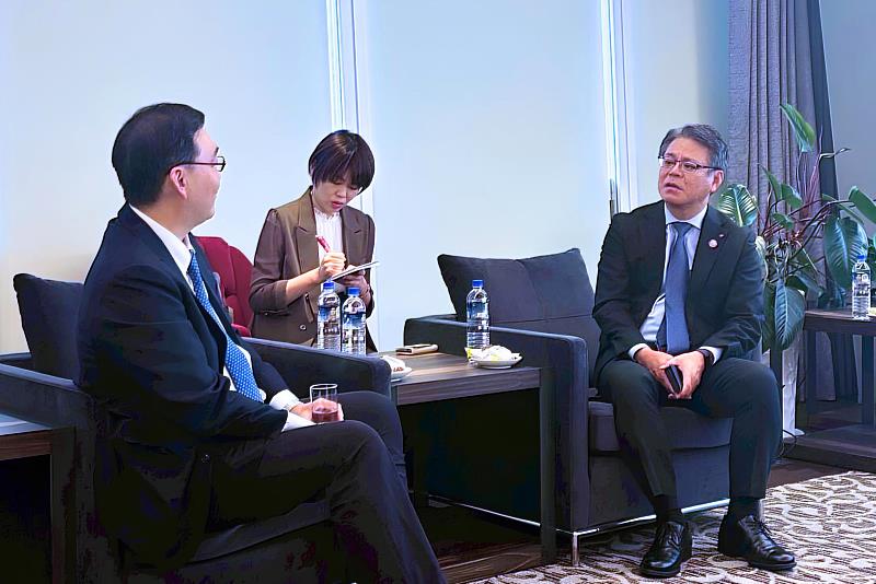 琉球銀行總裁島袋健(右)與中金院校長施光訓(左)進行意見交流,討論亞洲金融市場的人才需求及合作方向。(圖/中金院提供)