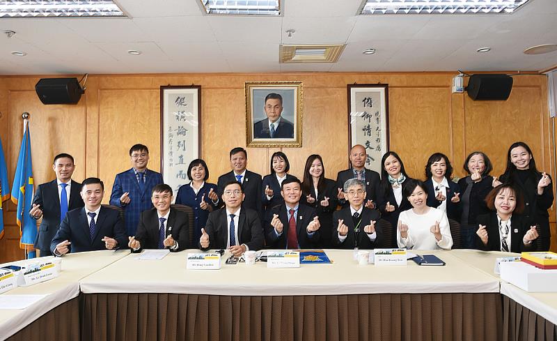 越南胡志明市銀行大學訪問團蒞臨文化大學，雙方就學術合作與師生交流進行座談，深化國際姊妹校合作關係。