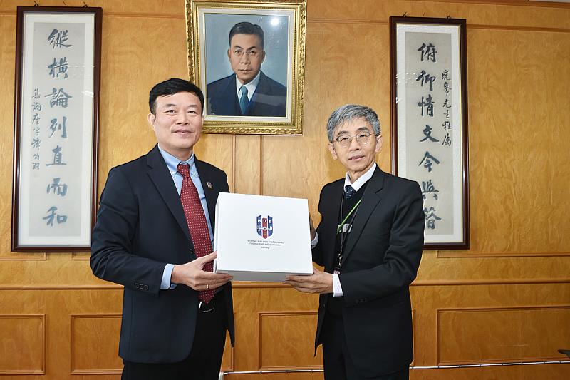 文化大學財務金融學系主任田寒光（右）與越南胡志明市銀行大學總務處副處長Le Trung Nhan於會中交流金融教育與國際合作發展。