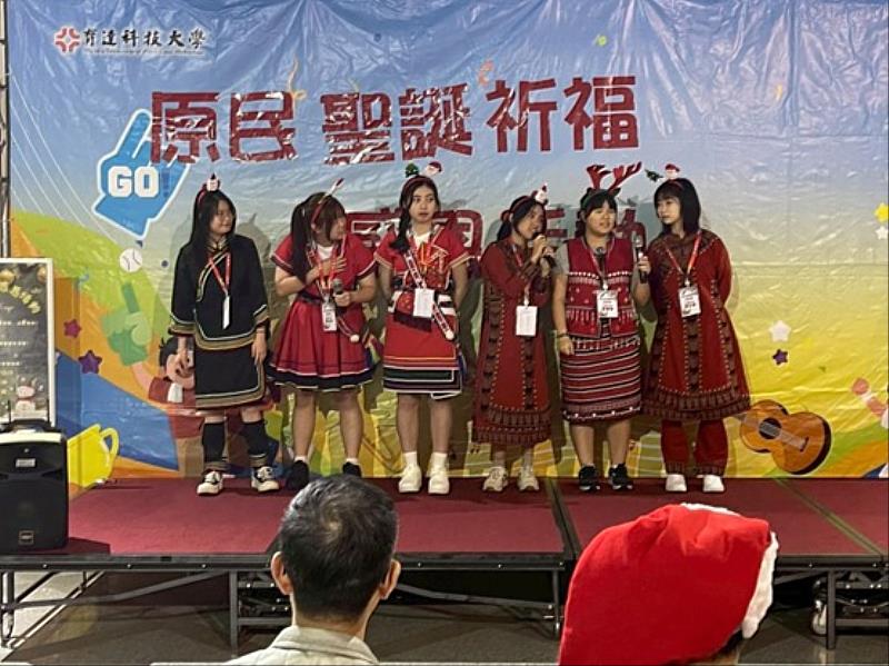 麥克瘋社帶來報佳音與合唱精彩表演。