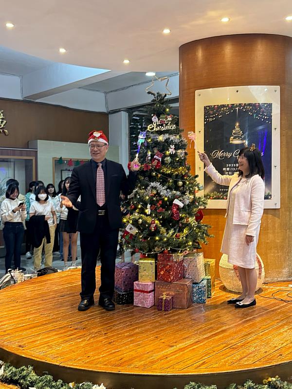 中國醫藥大學北港分部師生耶誕歡聚點燈 共譜校園溫馨時光