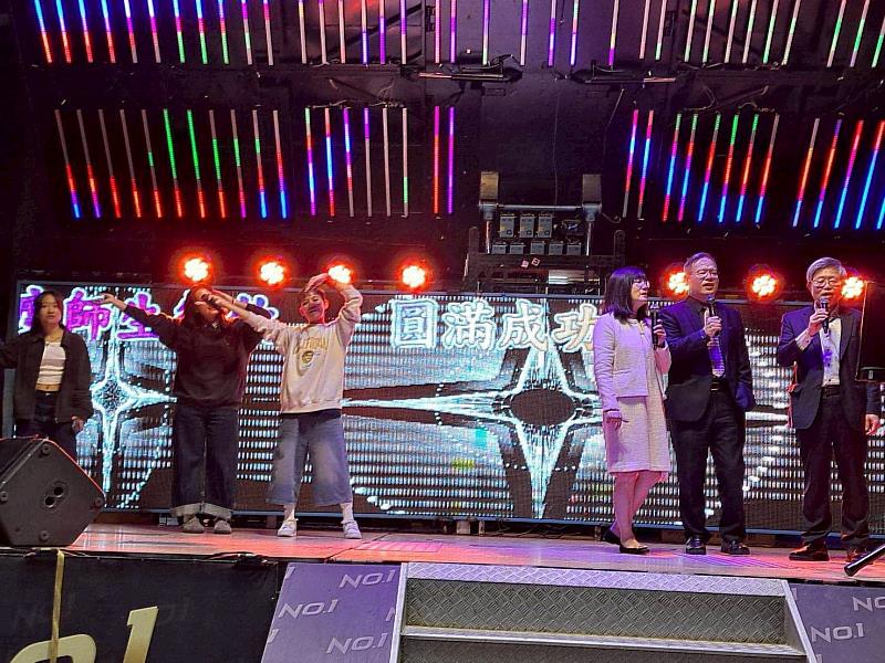 江校長偕北港附醫吳金院長等師長分別登台獻唱。