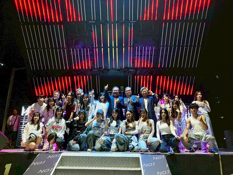 江校長、吳院長等師長與熱舞社同學合影。