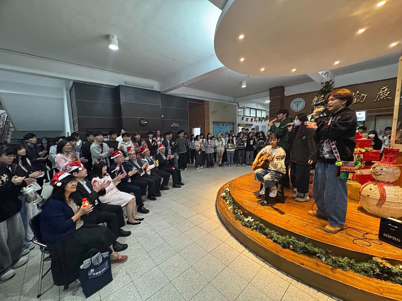 學生社團演唱聖誕歌為耶誕點燈拉開序幕。