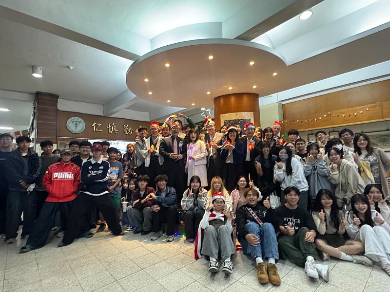 北港分部師生耶誕歡聚點燈共譜校園溫馨時光。