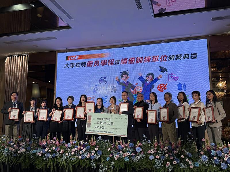 114年勞動部「大專校院優良學程」頒獎典禮大合照，表揚各校推動就業導向學程之卓越成果。