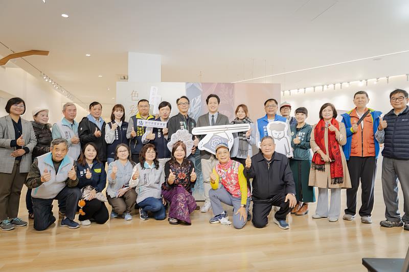 新竹市客家會館「色彩裡的客家日常」特展開幕合影。