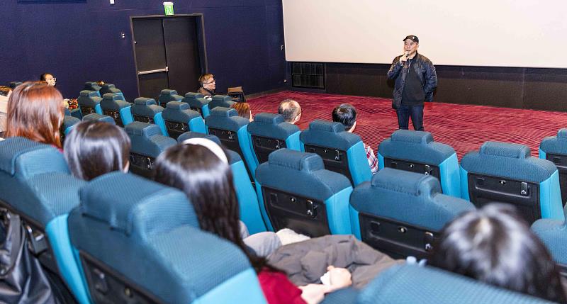 教資系（現資圖系）校友、導演陳玉勳特地到場表達感謝之意。（圖／淡江大學提供）