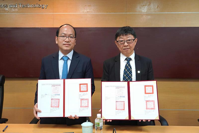 日前臺科大校長顏家鈺（右）與越南國家創新中心（NIC）主任Vũ Quốc Huy簽署合作備忘錄，推動越南學生到台灣就讀新型專班、規劃雙聯學位、學術交流、海外科研等專業活動。