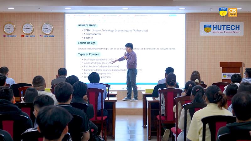 臺越基地INTENSE計畫協同主持人武德勝教授在胡志明市科技大學（HUTECH）介紹新型專班雙聯學位和產學合作課程制度，提供學生多元的職涯發展方向。