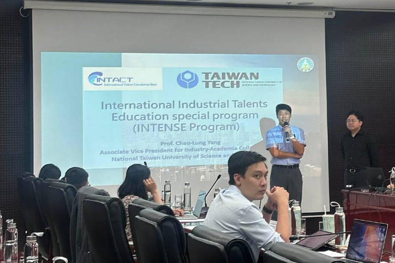 臺越基地計畫主持人、臺科大副產學長楊朝龍在越南峴港投資促進支援中心舉辦新型專班獎學金計畫說明會，現場吸引約80名學生、教師和家長參加。