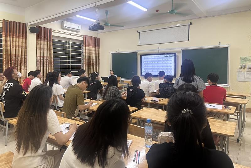 推動免費華語先修課程是臺越基地的重要工作之一，協助越南學生提前建立在台灣生活、學習與工作所需語言能力。圖為北越太原省太原大學的華語課上課情況。