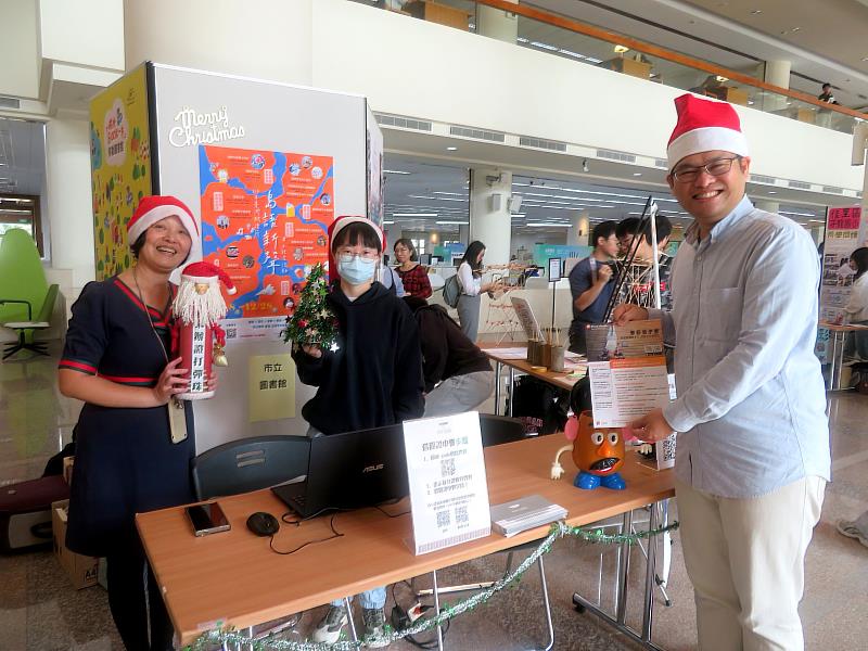開幕式當日，台南市立圖書館設立小攤位，歡迎成大同學辦理台南市圖書館借書證，還準備趣味小遊戲和豐富獎品。