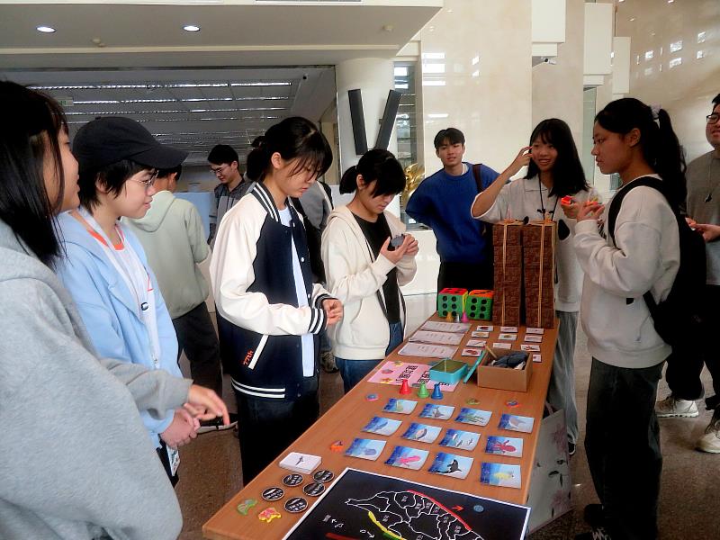 藉由成果發表會，各小組可以反思及互相觀摩學習，也展現通識課程落實服務與教學相長的成效。