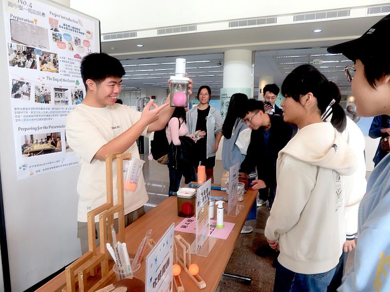同學熱情分享小組成果。