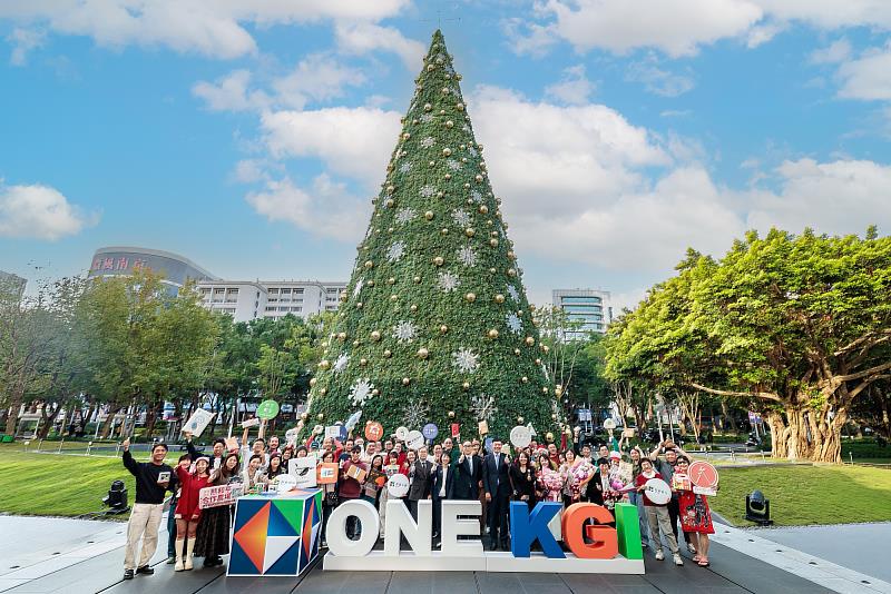 凱基金控聖誕公益市集16日登場,攜手37家在地團隊,打造今年最溫暖的市集活動,凱基金控董事長王銘陽(右8)、凱基金控總經理楊文鈞(右7) 、凱基人壽總經理郭瑜玲(右9) 、凱基銀行總經理林素真(右6)、凱基金控執行副總顏志堅(右10)與資深同仁及地方創生夥伴,齊聚聖誕公益市集,共同展現支持公益的行動力。