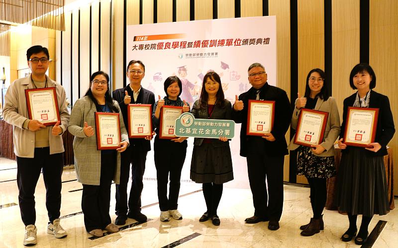 北分署分署長沈文麗（右4）與轄區獲優良學程4學、績優工作崗位訓練2單位。