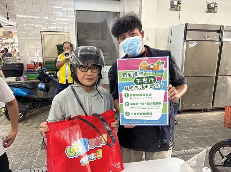 臺東環保局攜手關山市場無塑行動成功落實 民眾踴躍響應減塑