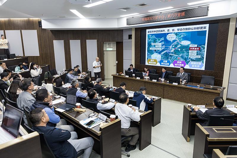 基隆市都市更新專案辦公室徐弘烊主任報告祥豐宿舍都更案規劃。