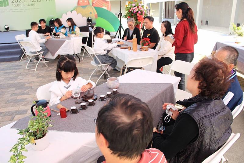 嘉義縣新住民茶藝協會辦「小小泡茶師成果發表會」 小學生展現穩定泡茶技藝