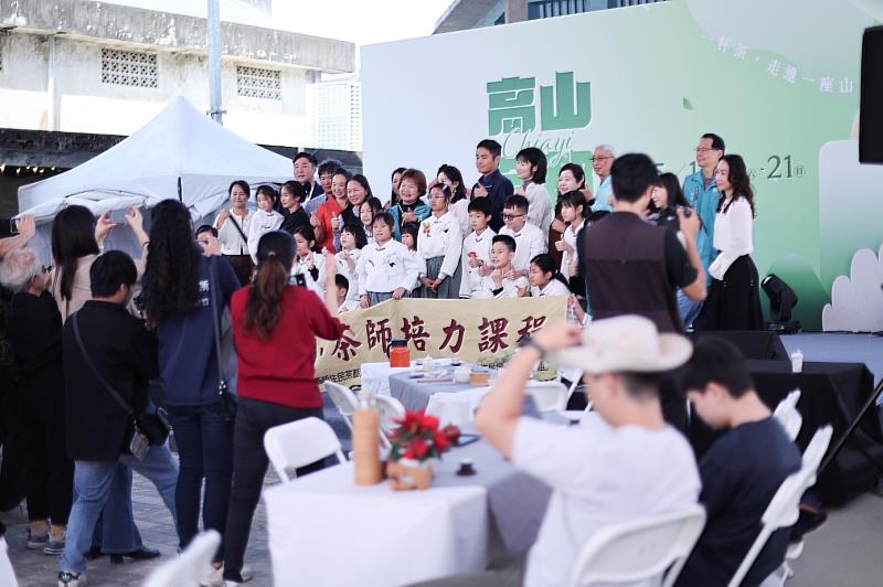 嘉義縣新住民茶藝協會辦「小小泡茶師成果發表會」 小學生展現穩定泡茶技藝