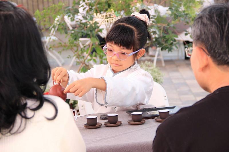 嘉義縣新住民茶藝協會辦「小小泡茶師成果發表會」 小學生展現穩定泡茶技藝