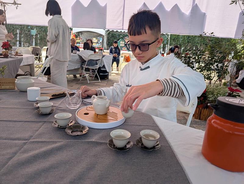 嘉義縣新住民茶藝協會辦「小小泡茶師成果發表會」 小學生展現穩定泡茶技藝