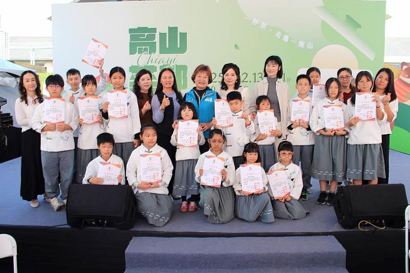 嘉義縣新住民茶藝協會辦「小小泡茶師成果發表會」 小學生展現穩定泡茶技藝