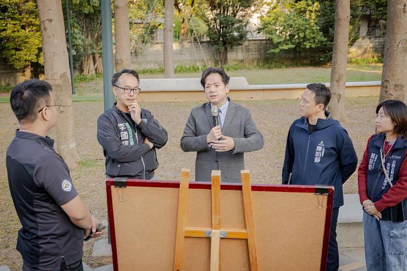 眾人聽取簡報，討論工程後續管理構想。