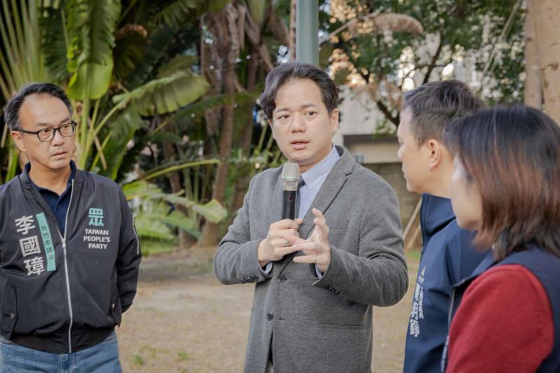 代理市長邱臣遠今（16）日前往龍山公園視察，實地聽取工程內容說明。