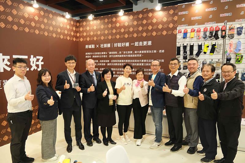 經濟部中小及新創企業署戴婉蓉副署長（左5）、立法委員陳亭妃（左6）、彰化縣社頭織襪產業園區廠商發展促進會賴成章榮譽理事長（右2）。