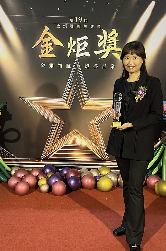 永豐金租賃榮獲金炬獎「十大績優企業」，由總經理王盈如代表領獎。