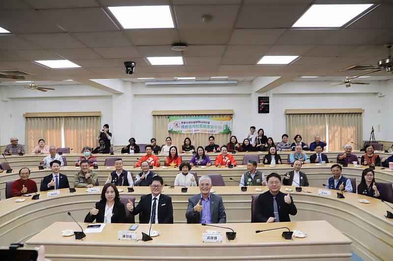 南華大學攜手松井生技深化產學合作，啟動「臺灣山葵」正名，貴賓雲集一同見證重要時刻，並合影留念。