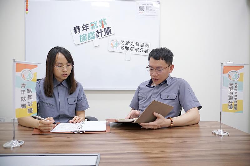 鈞婷(左)與職場導師(右)進行日常業務討論。