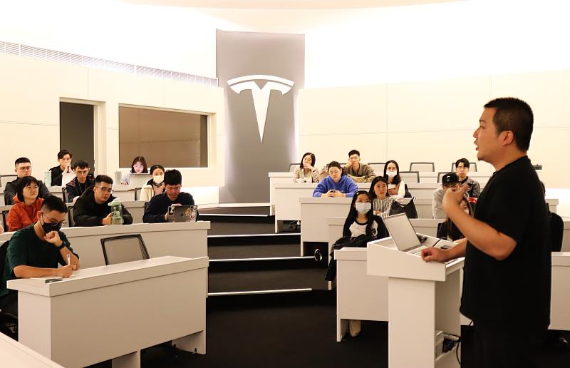 北分署YS在「一日深度職涯探索」活動中，帶領青年走進特斯拉，近距離認識電動車與能源科技產業的實際運作