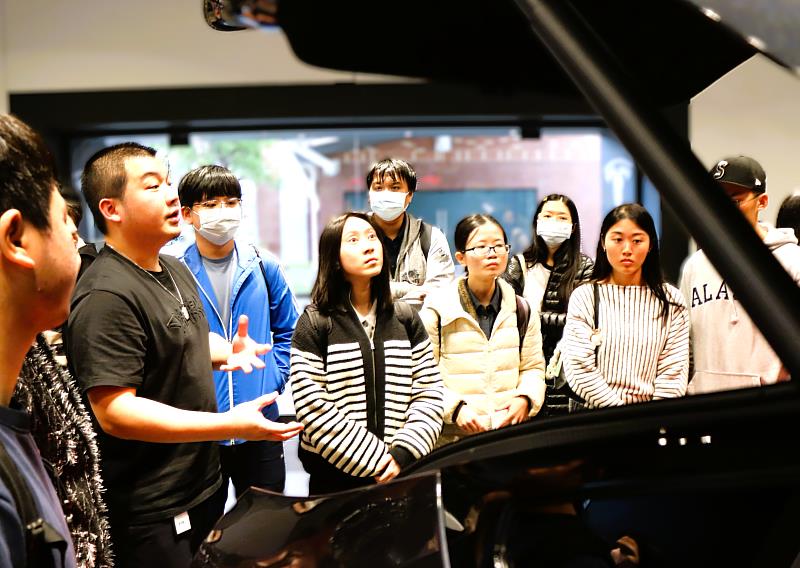 北分署YS帶領青年走進特斯拉，近距離認識電動車與能源科技產業的實際運作