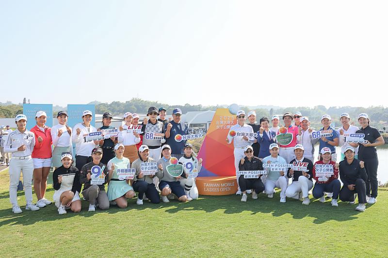 台灣大哥大董事長蔡明忠(後排中)，開球儀式結束後與大會貴賓及選手合影。