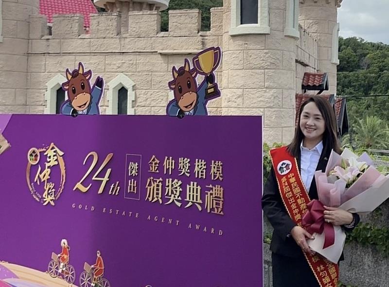 信義房屋七期市府店專案經理林勻媛育嬰留停4年,復職後對客戶需求能有更深入且具同理心的了解,今年更奪得房仲介奧斯卡獎「金仲獎」殊榮。