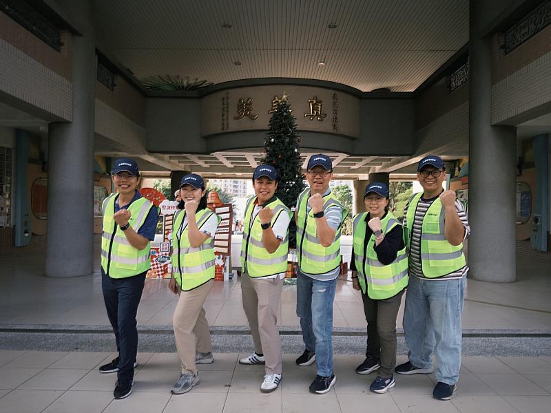 信義房屋永康勝利店與在地勝利國小感情緊密,日前捐贈導護志工背心與帽子,並將開始協助放學時段的導護志工工作。